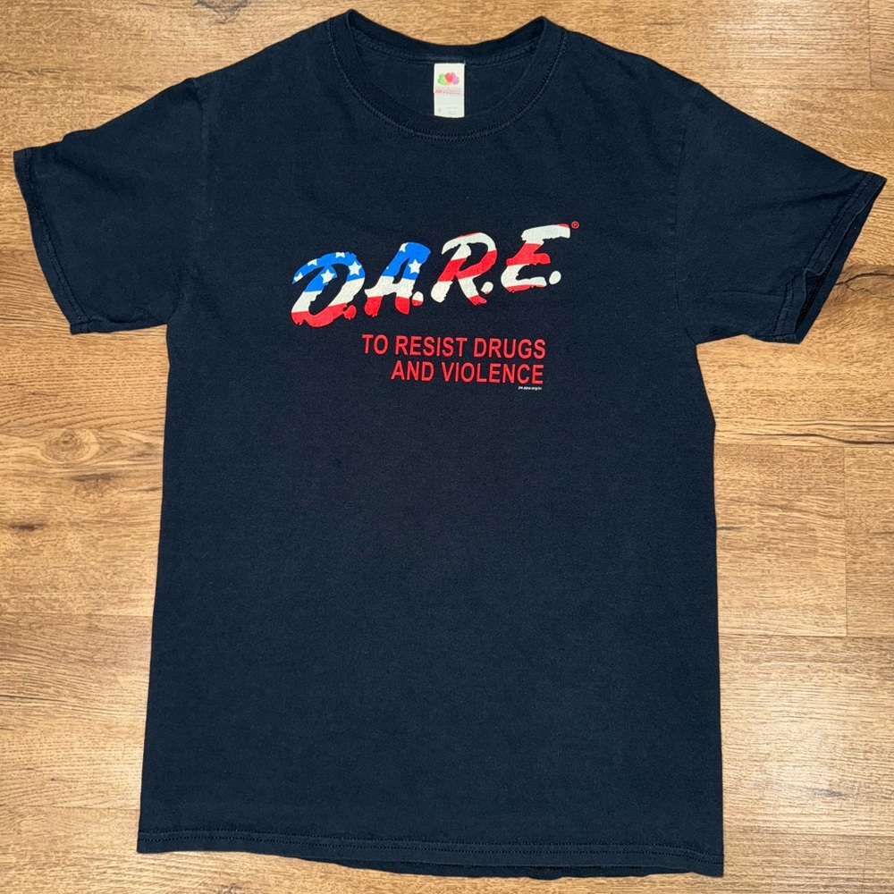 Vintage Y2K Fruit Of The Loom HD Cotton American Flag DARE T-shirt Size: Small
